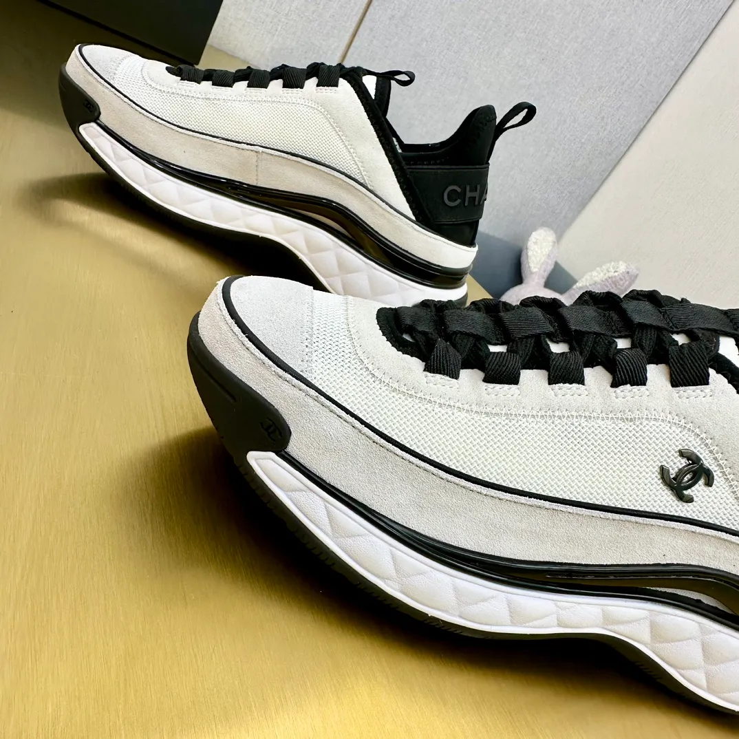 👟👟Ex-factory price 480👟👟 Women's shoes, women's clothing, top version Chanel Chanel - 2023 counter top casual sports shoes. This classic design; the upper is electro-embroidered with a variety of techniques; the outsole is fashionable and sporty; it is unusual to incorporate a variety of color matching elements... The diversified mix and match is very beautiful and versatile, and can be used for leisure, fashion, sports and outdoor... ꫛꫀꪝ Go➫ Material: ❶The upper is made of: original imported mercerized velvet + double-layer breathable mesh ❷The inner lining is made of: the original imported breathable mesh ❸The outsole is based on: original T👟👟factory price U combination outsole counter boutique packaging full set women 35-41 men 38-46 ᅟᅠᅟᅠᅟᅠ